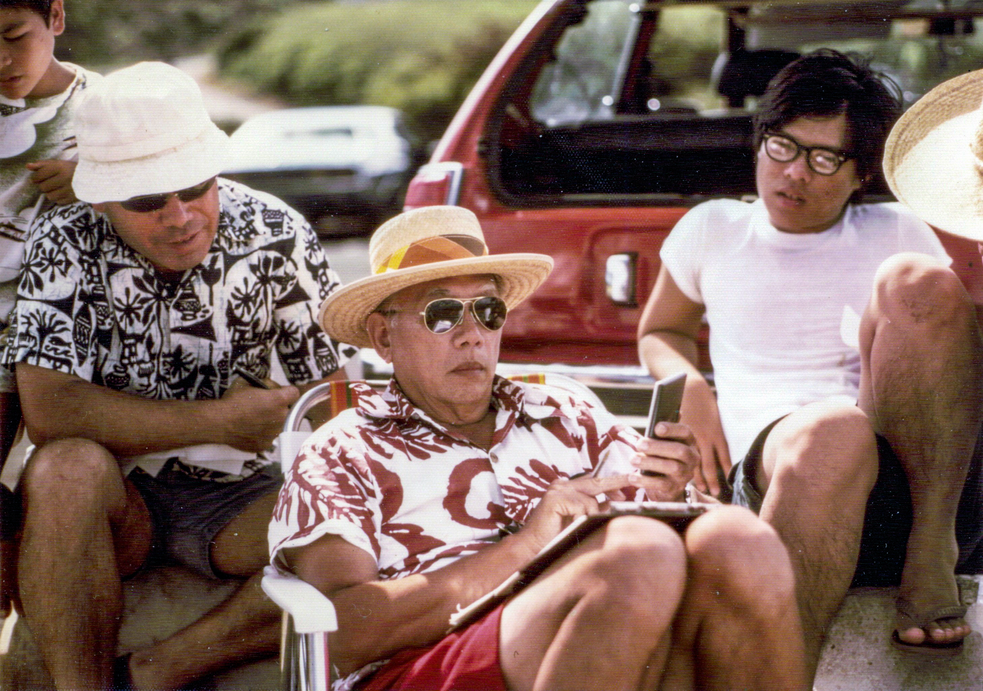 1977 December - Paul Strona, Charlie Foo and Young keeping score