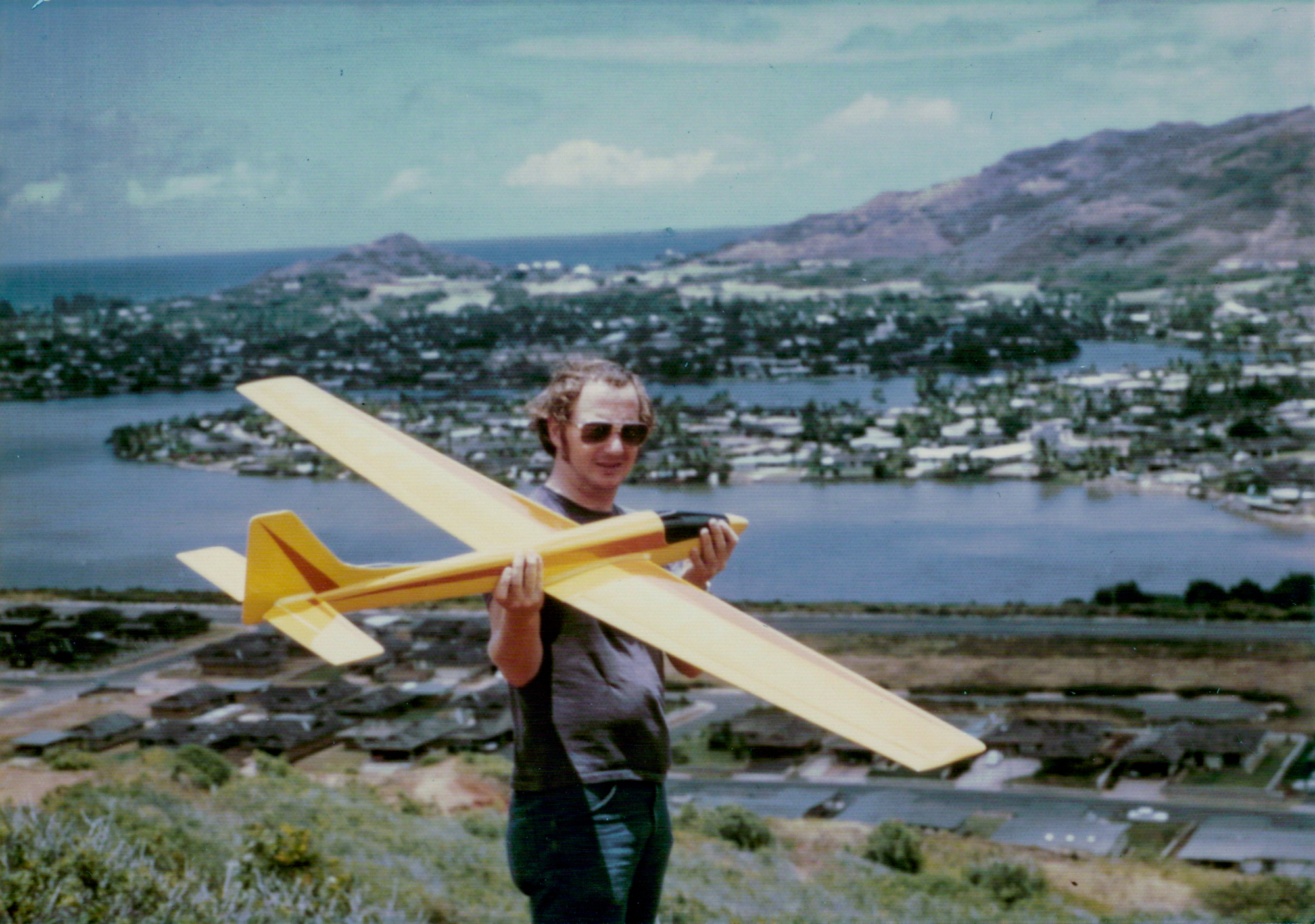 1976 July - Dave Wartel flying Ridge Runner at slope at Enchanted Lake, Kailua