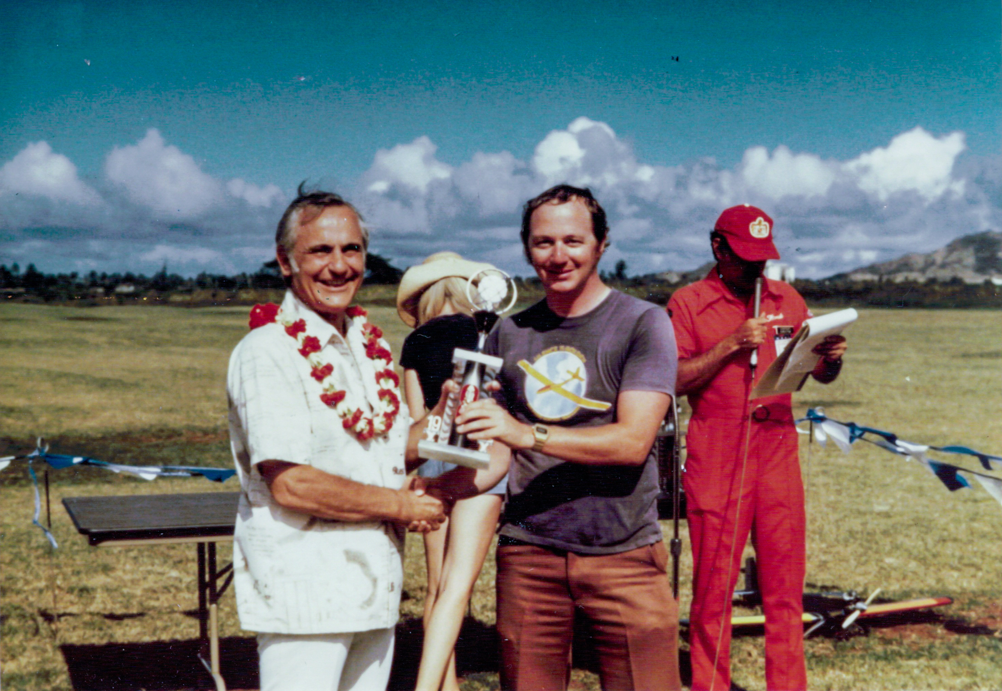1970s - Mayor Frank Fasi presenting trophy to Dave Wartel